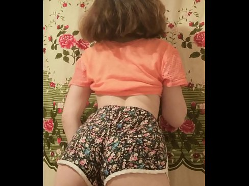 ❤️ سيڪسي نوجوان بيبي پنهنجي شارٽس کي ڪئميرا تي هٽائيندي ️❌